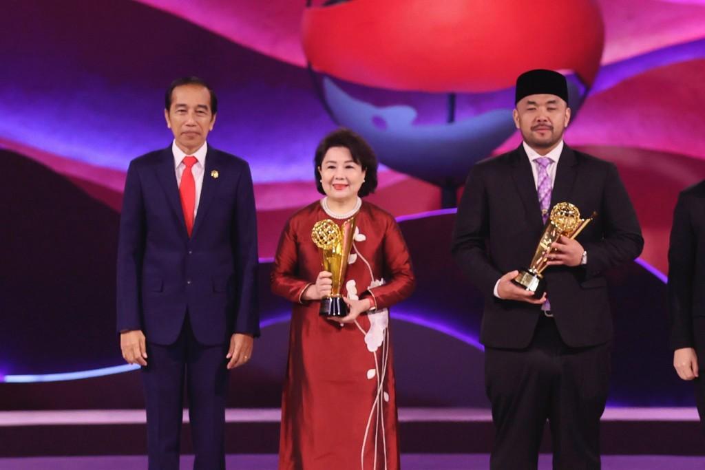 Tổng thống Indonesia Ông Joko Widodo trao cúp ASEAN cho bà Nguyễn Thị Tuyết Minh